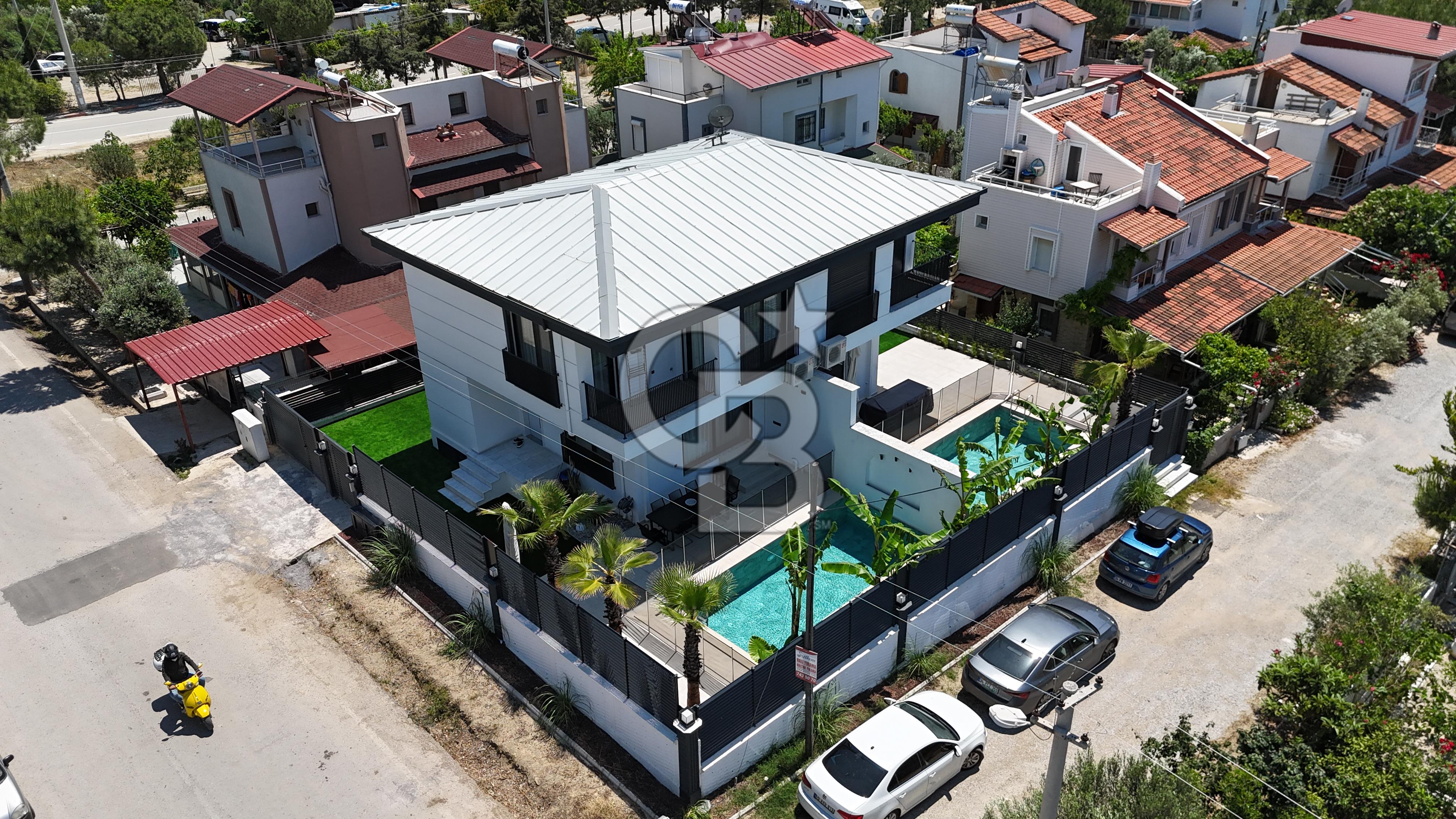 SEFERİHİSAR AKARCA HIDIRLIK MEVKİİNDE HAVUZLU, 3+1 SATILIK VİLLA