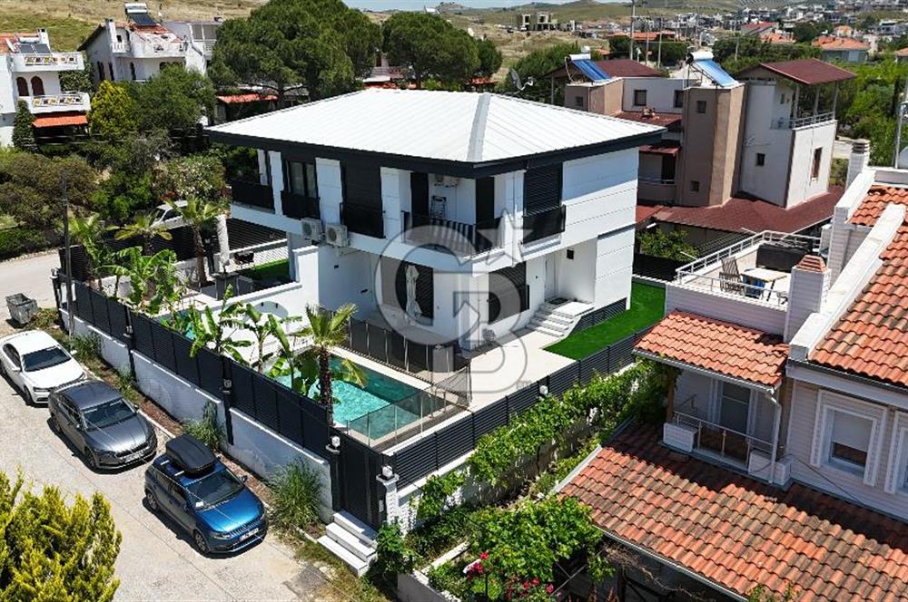 AKARCA PLAJINA YÜRÜME MESAFESİNDE HAVUZLU, 3+1 SATILIK VİLLA