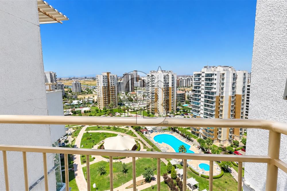 Emlak Konut Mavişehir’de Havuz Cepheli 1+1 Satılık Daire