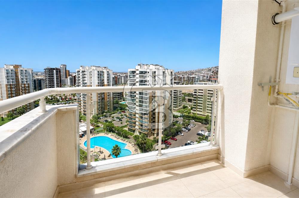 Emlak Konut Mavişehir’de Havuz Cepheli 1+1 Satılık Daire