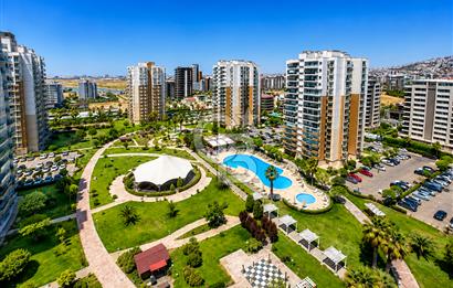 Emlak Konut Mavişehir’de Havuz Cepheli 1+1 Satılık Daire