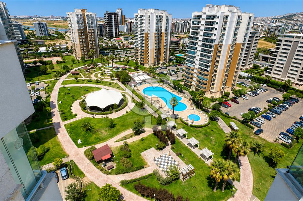 Emlak Konut Mavişehir’de Havuz Cepheli 1+1 Satılık Daire