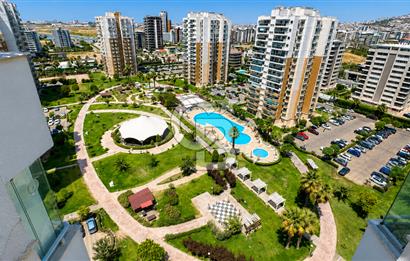 Emlak Konut Mavişehir’de Havuz Cepheli 1+1 Satılık Daire