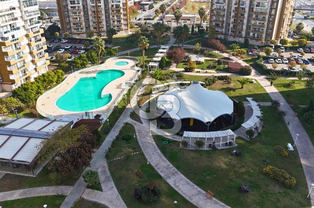 Emlak Konut Mavişehir’de Havuz Cepheli 1+1 Satılık Daire