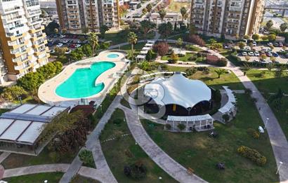 Emlak Konut Mavişehir’de Havuz Cepheli 1+1 Satılık Daire
