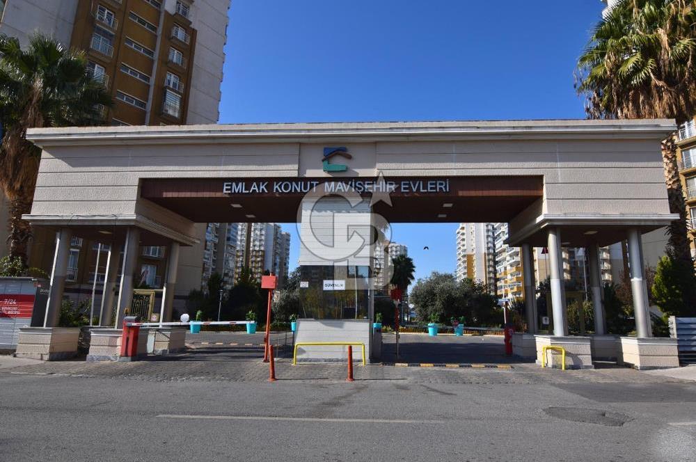 Emlak Konut Mavişehir’de Havuz Cepheli 1+1 Satılık Daire