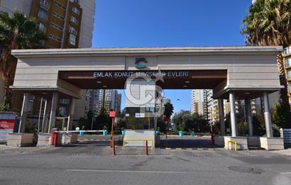 Emlak Konut Mavişehir’de Havuz Cepheli 1+1 Satılık Daire