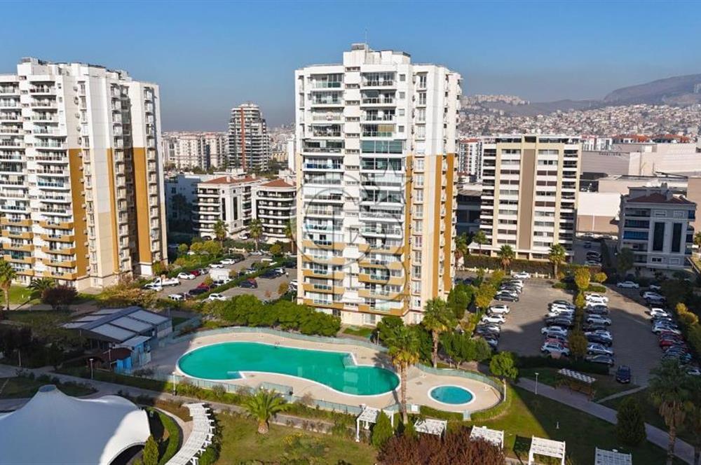 Emlak Konut Mavişehir’de Havuz Cepheli 1+1 Satılık Daire