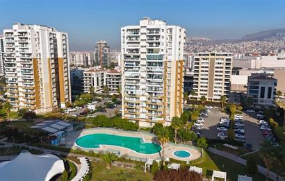 Emlak Konut Mavişehir’de Havuz Cepheli 1+1 Satılık Daire