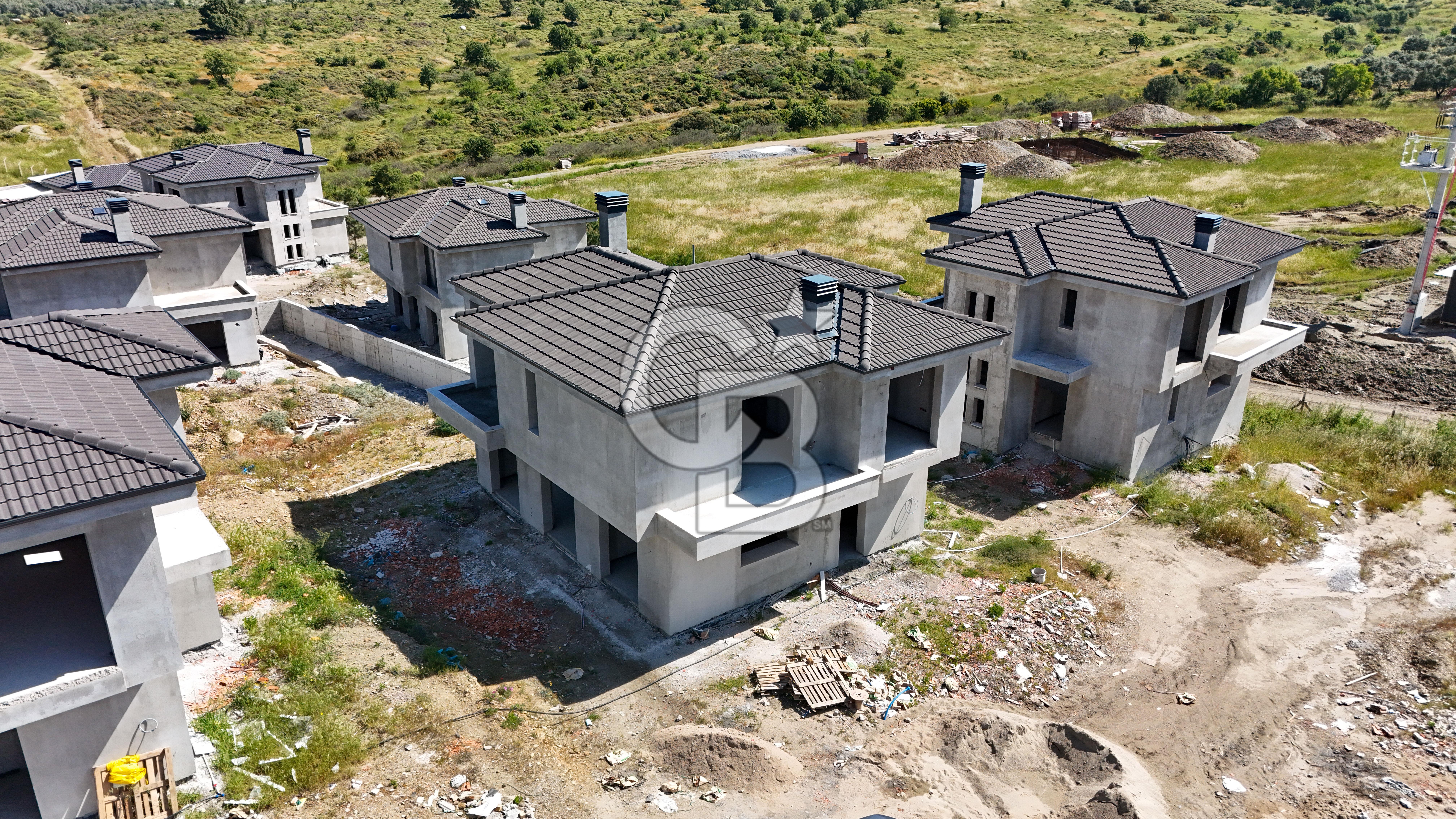 URLA BADEMLERDE SİTE İÇERİSİNDE 4+1 NATAMAM MÜSTAKİL VİLLA