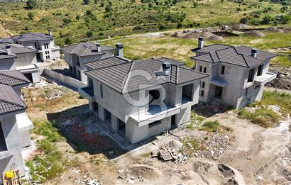 URLA BADEMLERDE SİTE İÇERİSİNDE 4+1 NATAMAM MÜSTAKİL VİLLA
