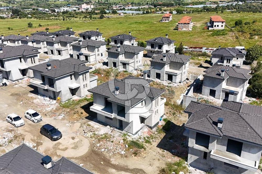 URLA BADEMLERDE SİTE İÇERİSİNDE 4+1 NATAMAM MÜSTAKİL VİLLA
