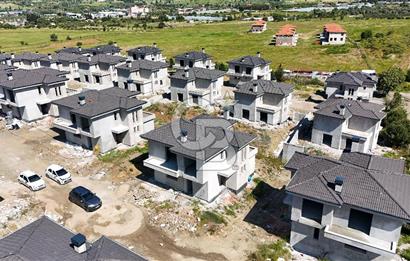 URLA BADEMLERDE SİTE İÇERİSİNDE 4+1 NATAMAM MÜSTAKİL VİLLA
