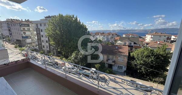 KARAMÜRSEL ÇİFTLİK CADDESİ'NDE SATILIK ARA KAT 2+1 DAİRE - 361098