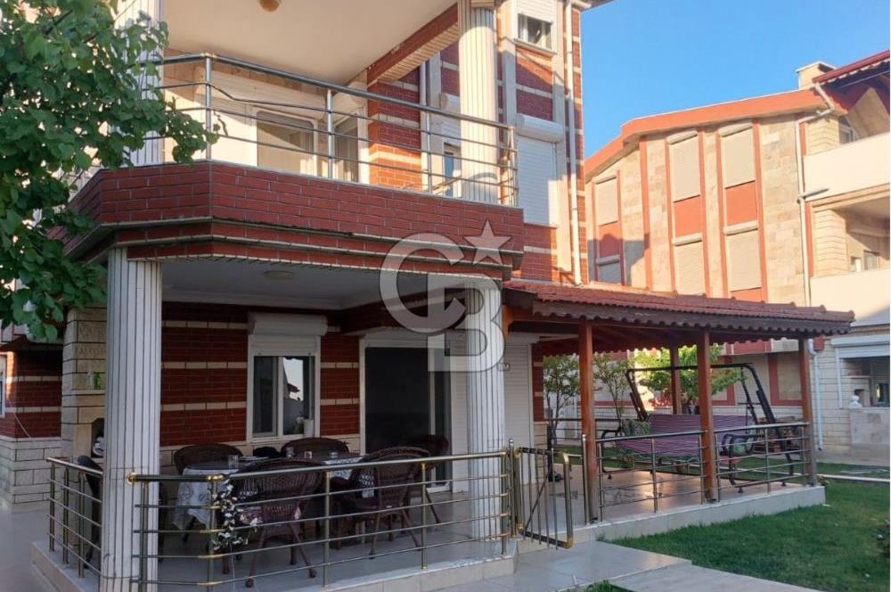 ALTINOVA'DA DENİZE SIFIR KONUMDA 6+1 TRİPLEKS VİLLA