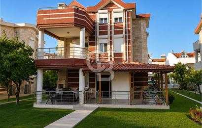 ALTINOVA'DA DENİZE SIFIR KONUMDA 6+1 TRİPLEKS VİLLA