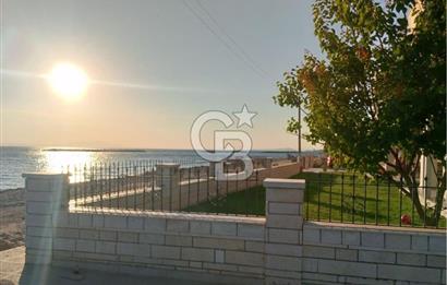ALTINOVA'DA DENİZE SIFIR KONUMDA 6+1 TRİPLEKS VİLLA