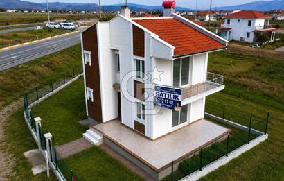 Ayvalık Altınova'da Geniş Bahçeli Müstakil Satılık 2+1 Villa