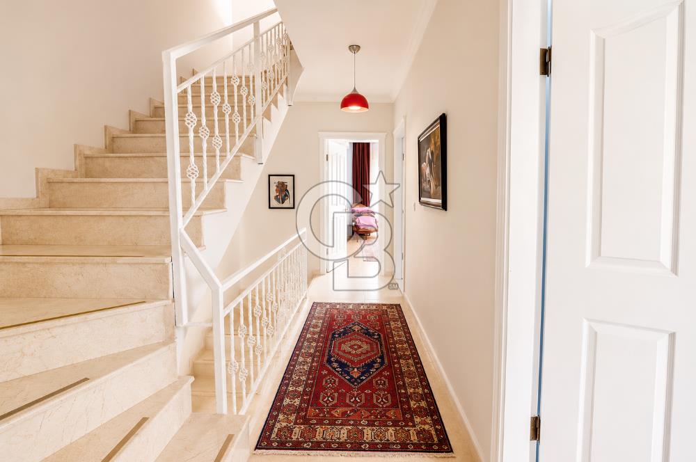 ÇEŞME ÇİFTLİKKÖYDE KÖŞE PARSELDE ÖZEL HAVUZLU MÜSTAKİL VİLLA