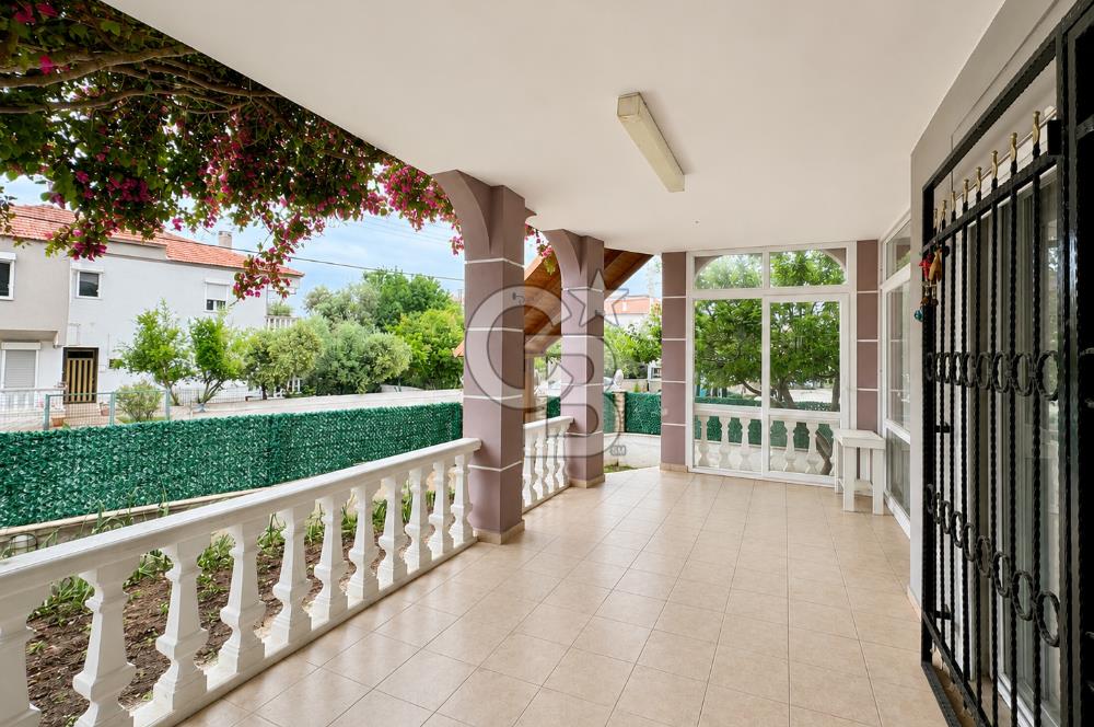 ÇEŞME ÇİFTLİKKÖYDE KÖŞE PARSELDE ÖZEL HAVUZLU MÜSTAKİL VİLLA