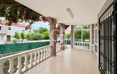ÇEŞME ÇİFTLİKKÖYDE KÖŞE PARSELDE ÖZEL HAVUZLU MÜSTAKİL VİLLA