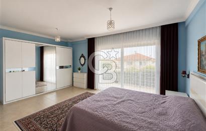 ÇEŞME ÇİFTLİKKÖYDE KÖŞE PARSELDE ÖZEL HAVUZLU MÜSTAKİL VİLLA