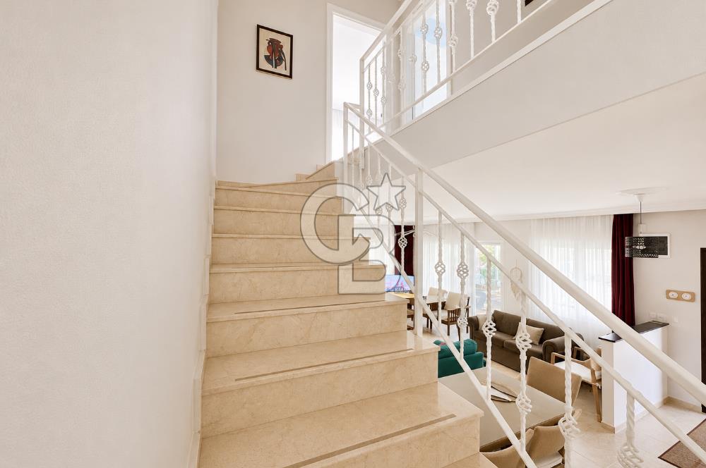 ÇEŞME ÇİFTLİKKÖYDE KÖŞE PARSELDE ÖZEL HAVUZLU MÜSTAKİL VİLLA