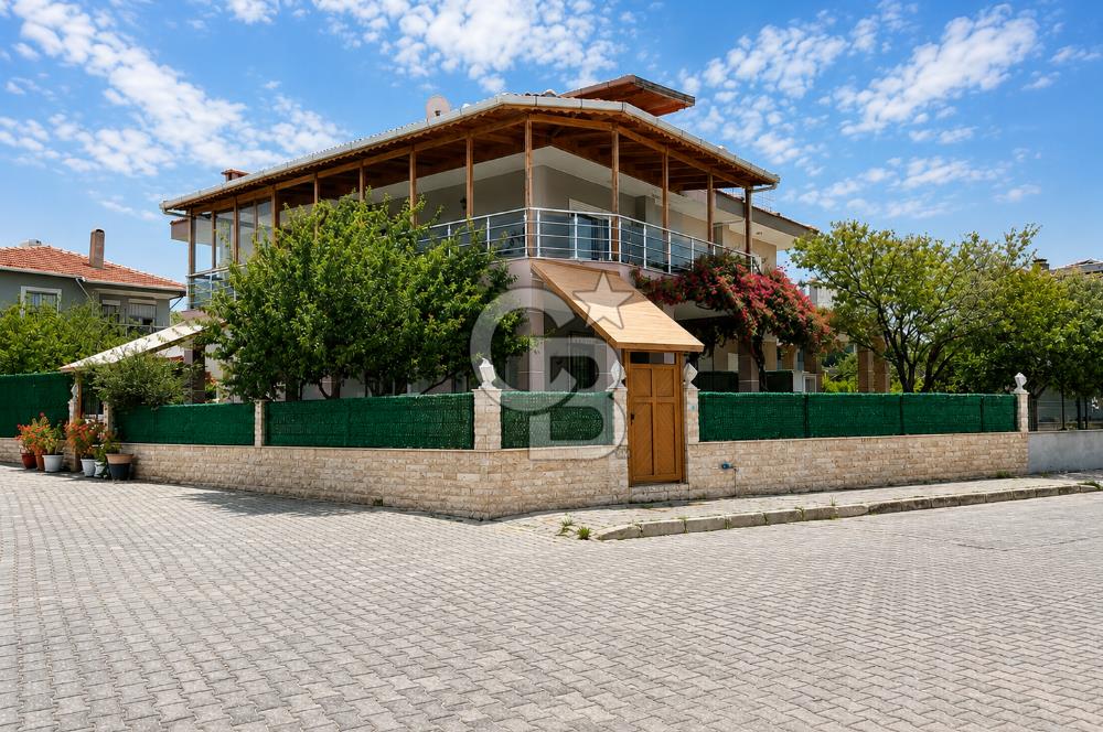ÇEŞME ÇİFTLİKKÖYDE KÖŞE PARSELDE ÖZEL HAVUZLU MÜSTAKİL VİLLA
