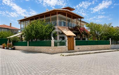 ÇEŞME ÇİFTLİKKÖYDE KÖŞE PARSELDE ÖZEL HAVUZLU MÜSTAKİL VİLLA