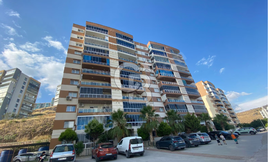 ÇİĞLİ YAKAKENT MAHALLESİ ÇAMLIKENT SİTESİ'NDE SATILIK 2+1 DAİRE