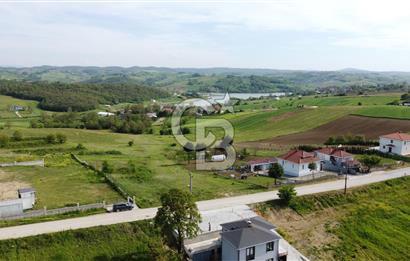 DERİNCE/TAHTALI GÖLLÜ'de ASFALT CEPHE PANORAMİK MANZARALI ARSA