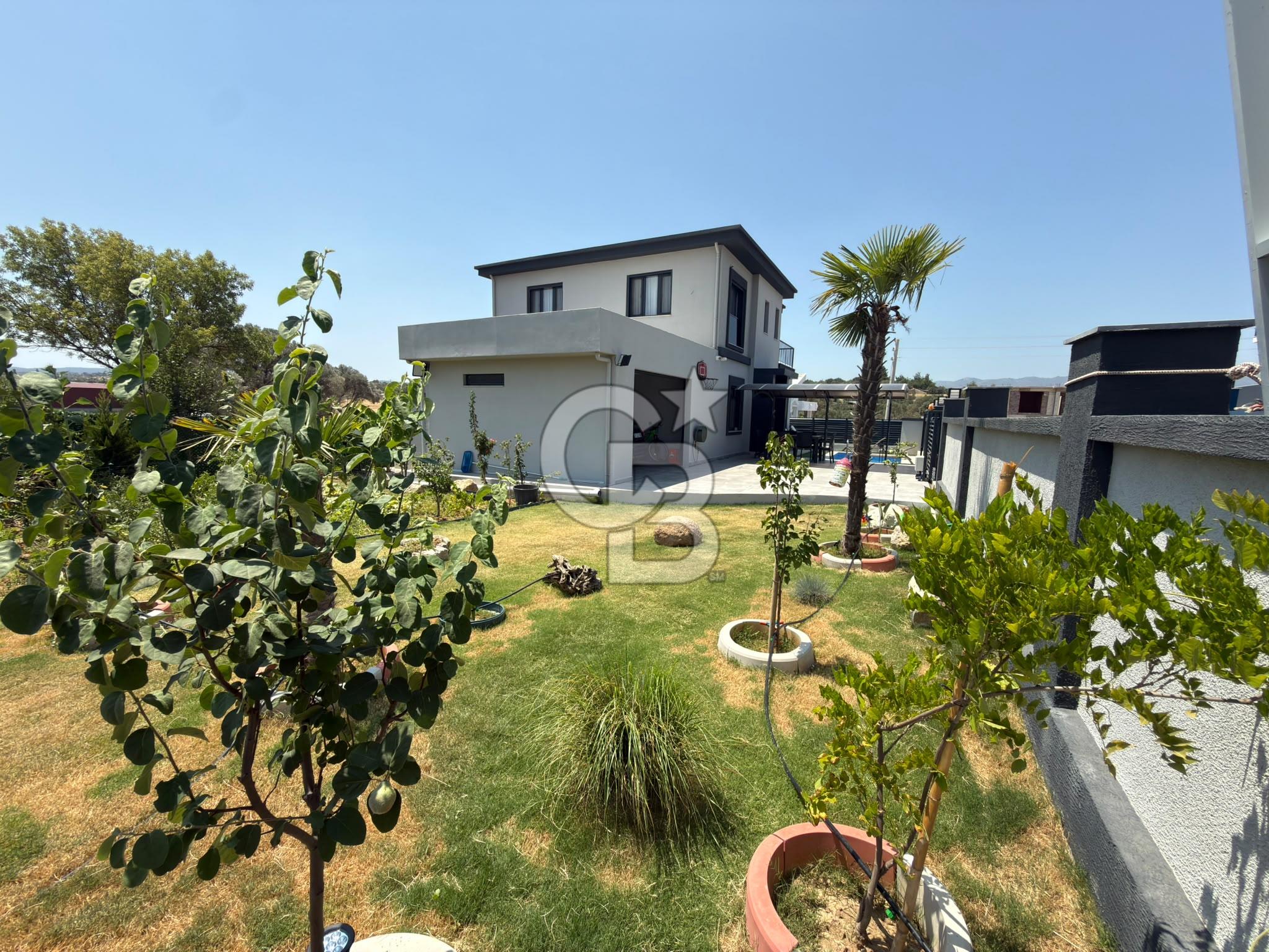 MENDERES'TE HAVUZLU, GENİŞ BAHÇELİ MÜSTAKİL VİLLA