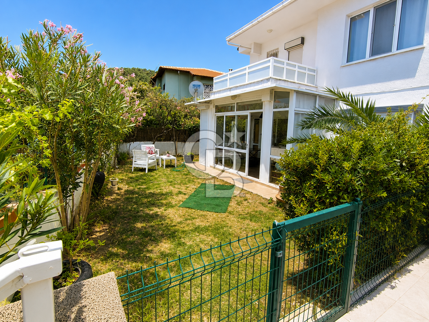 AYVALIK ÇAMLIK LAKA'DA GENİŞ BAHÇELİ 2+2 SATILIK DAİRE 