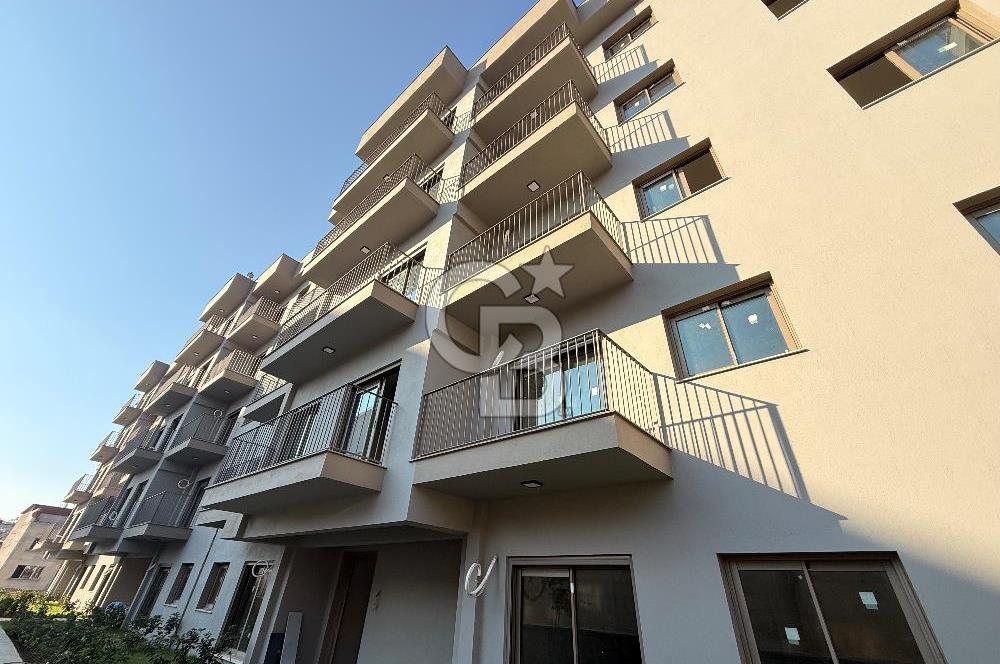 Gaziemir Aktepe’de Satılık Havuz Manzaralı Bahçeli 2+1 Daire