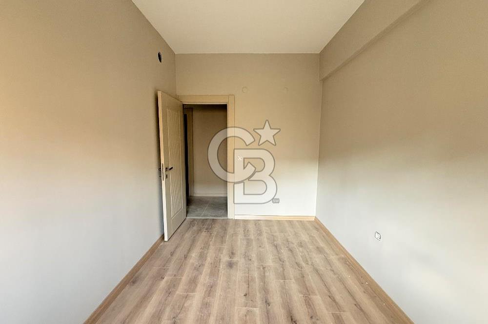 Gaziemir Aktepe’de Satılık Havuz Manzaralı Bahçeli 2+1 Daire