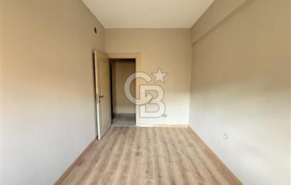 Gaziemir Aktepe’de Satılık Havuz Manzaralı Bahçeli 2+1 Daire