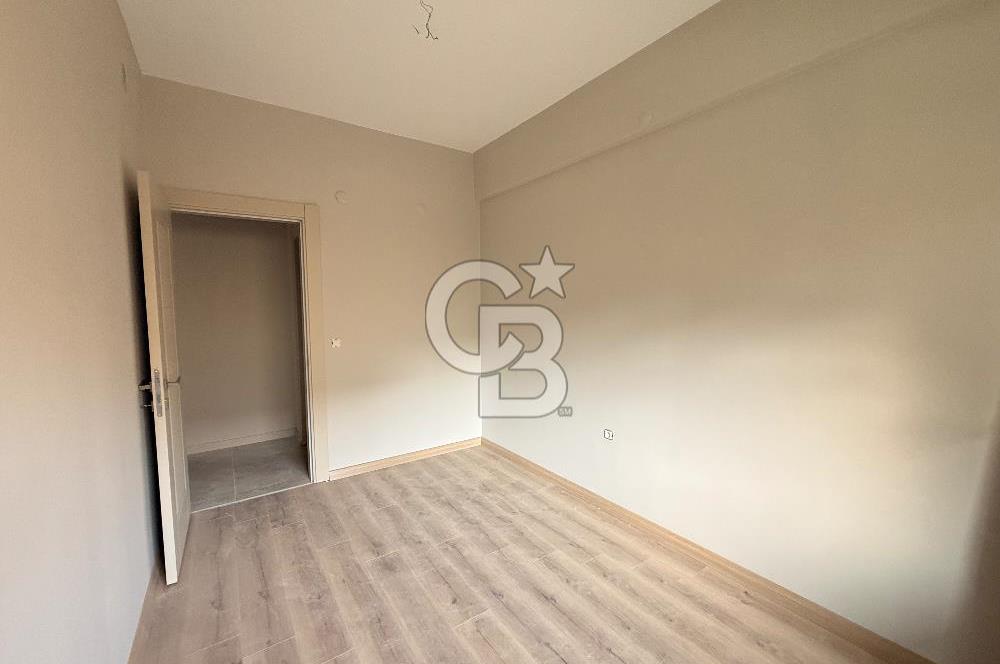 Gaziemir Aktepe’de Satılık Havuz Manzaralı Bahçeli 2+1 Daire