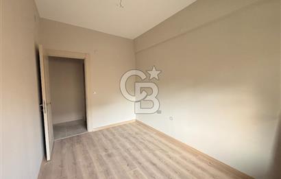 Gaziemir Aktepe’de Satılık Havuz Manzaralı Bahçeli 2+1 Daire