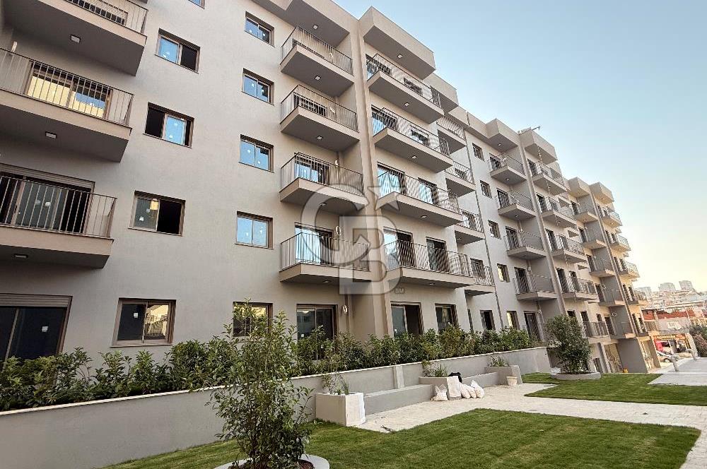 Gaziemir Aktepe’de Satılık Havuz Manzaralı Bahçeli 2+1 Daire