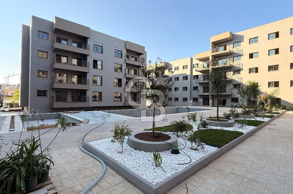 Gaziemir Aktepe’de Satılık Havuz Manzaralı Bahçeli 2+1 Daire