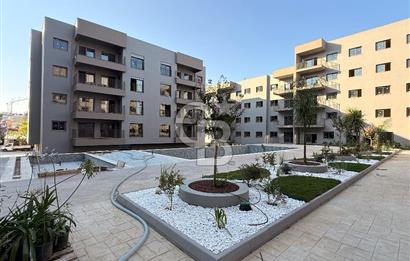Gaziemir Aktepe’de Satılık Havuz Manzaralı Bahçeli 2+1 Daire