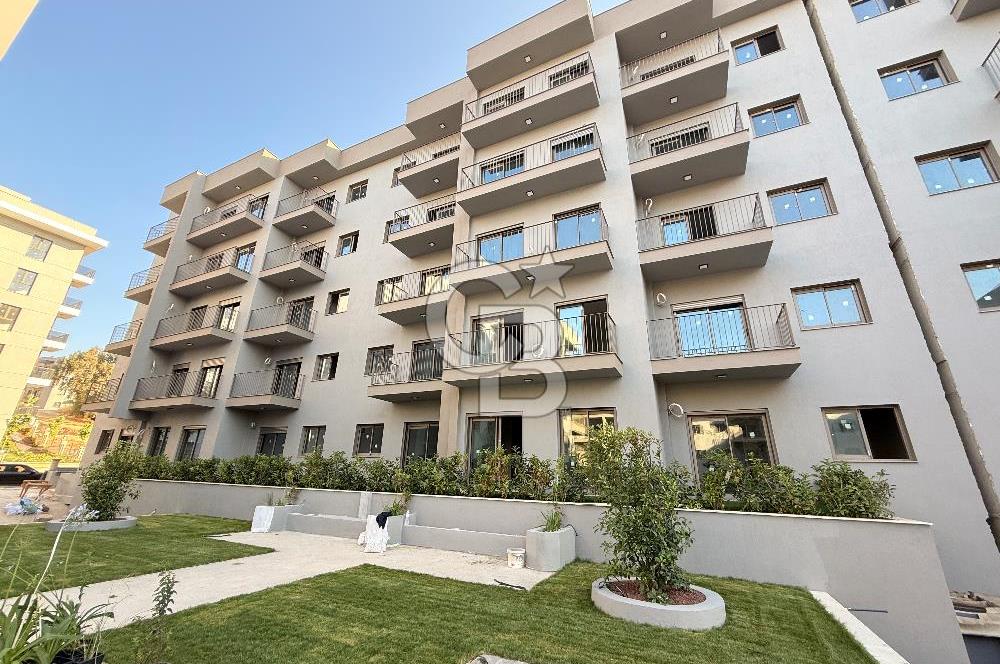 Gaziemir Aktepe’de Satılık Havuz Manzaralı Bahçeli 2+1 Daire