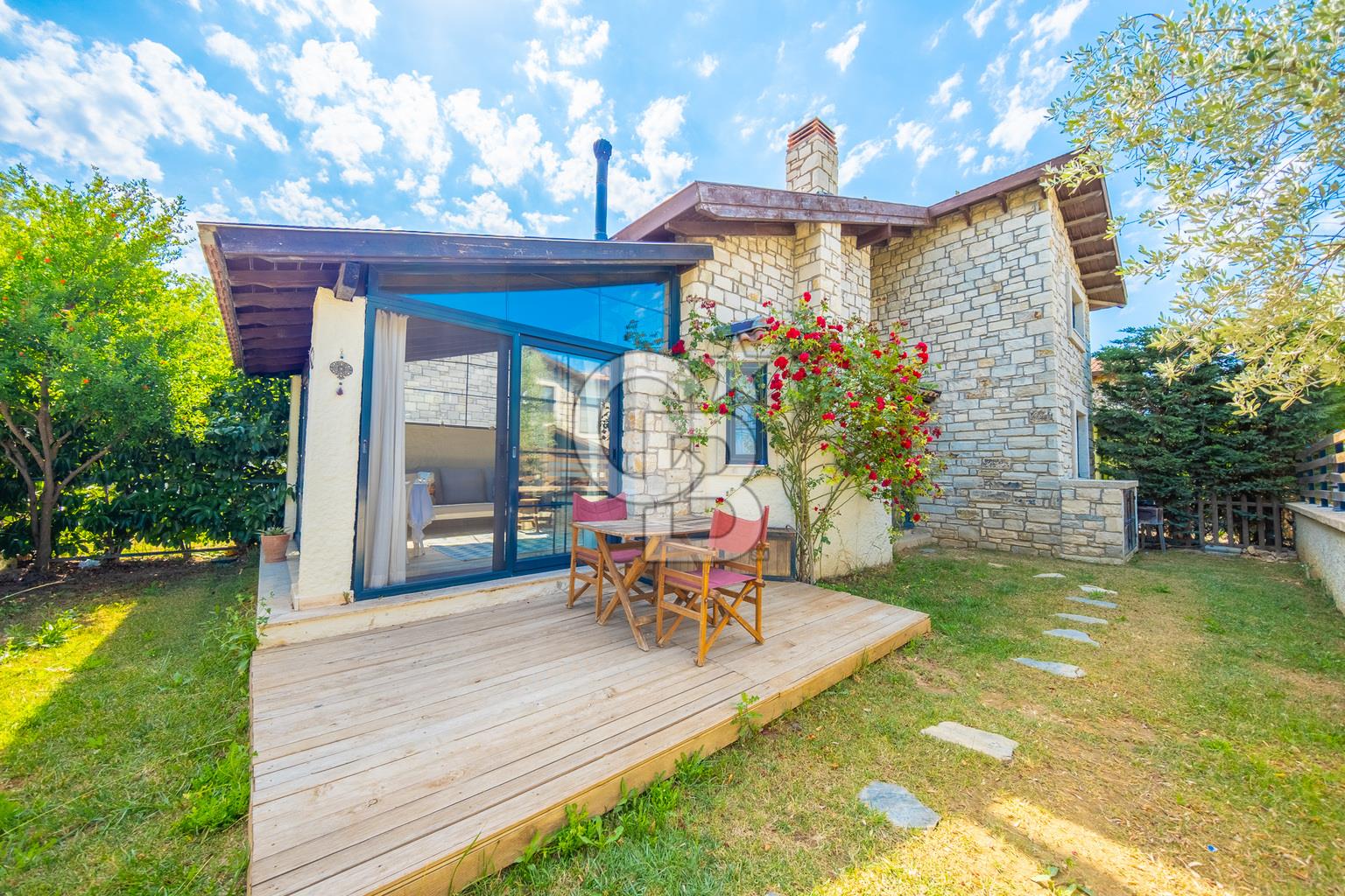 Urla Yağcılar'da 5 m Yüksek Tavanlı 2+1 Loft Villa