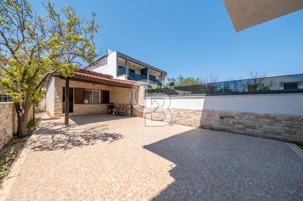 Urla ÇeşmealtıDeniz Manzaralı Satılık 4+1 Müstakil Villa