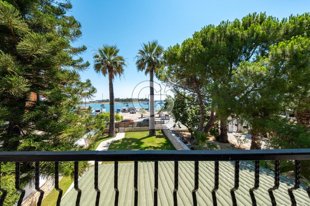 Urla ÇeşmealtıDeniz Manzaralı Satılık 4+1 Müstakil Villa