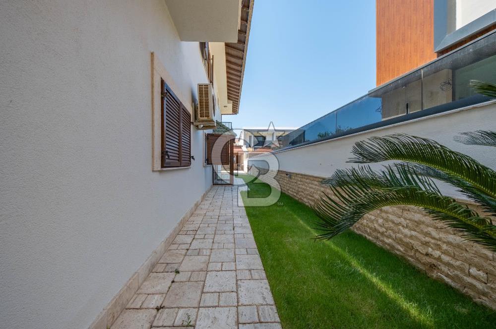Urla ÇeşmealtıDeniz Manzaralı Satılık 4+1 Müstakil Villa