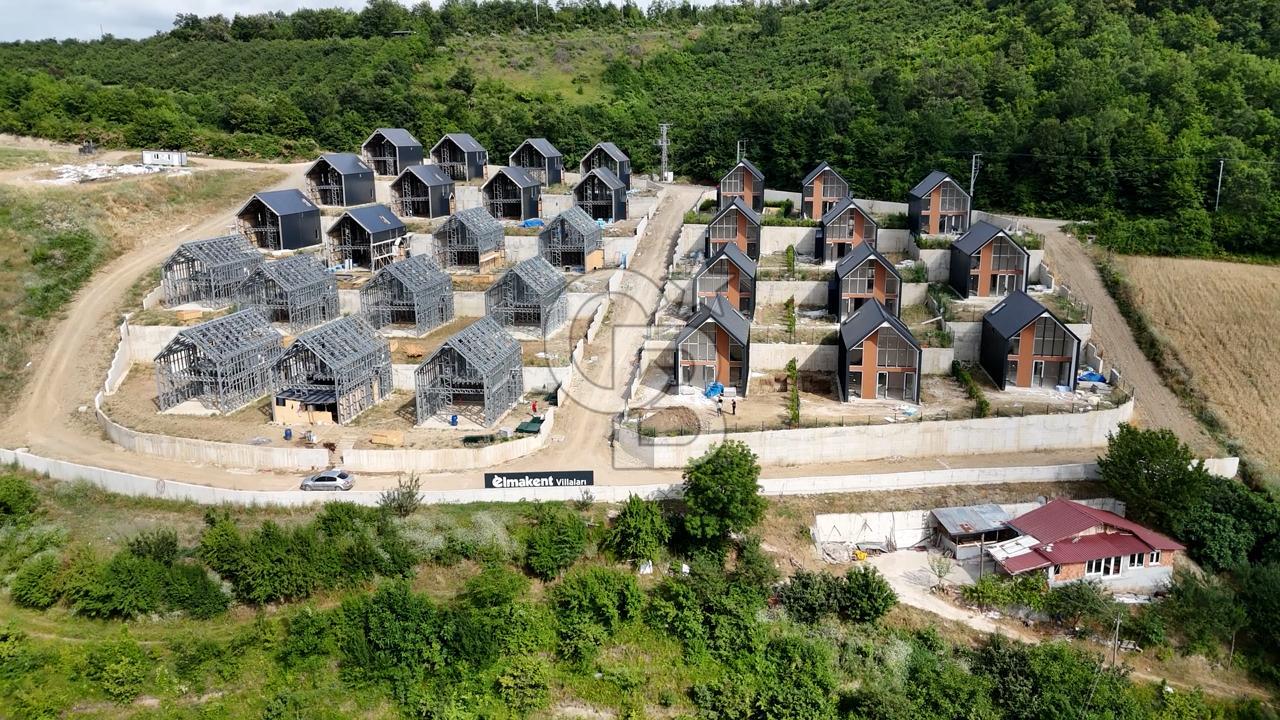 Site İçinde Doğa Manzaralı Havuzlu Lüks Satılık Villa