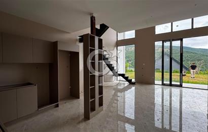 Site İçinde Doğa Manzaralı Havuzlu Lüks Satılık Villa