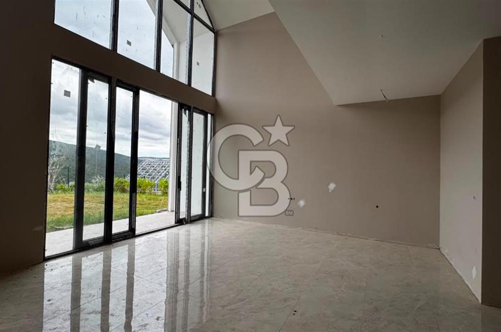 Site İçinde Doğa Manzaralı Havuzlu Lüks Satılık Villa