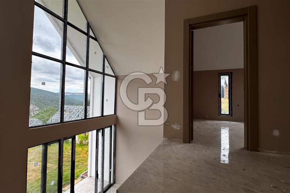 Site İçinde Doğa Manzaralı Havuzlu Lüks Satılık Villa